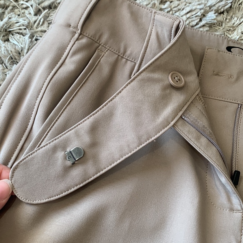 OAKLEY Golf Shorts Tan - Picture 3 of 8